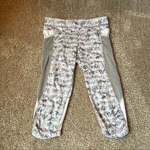 Athleta Be Free Knicker Leggings Grey and White Size Small